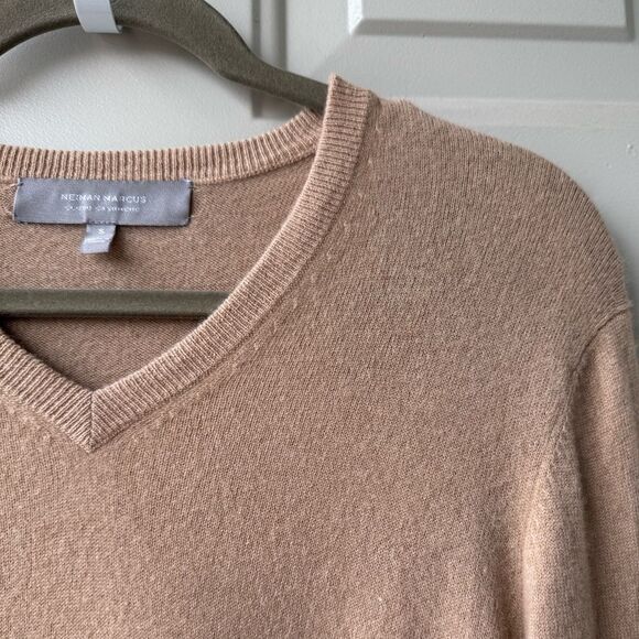 Neiman Marcus Men’s Cloud Solid V-Neck Cashmere Sweater Sz S Tan Beige Preppy - Picture 4 of 6